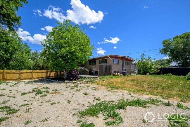 Building Photo - 759 Riverside Dr