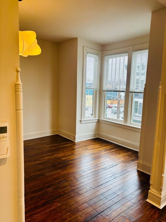 Building Photo - Urban Studio