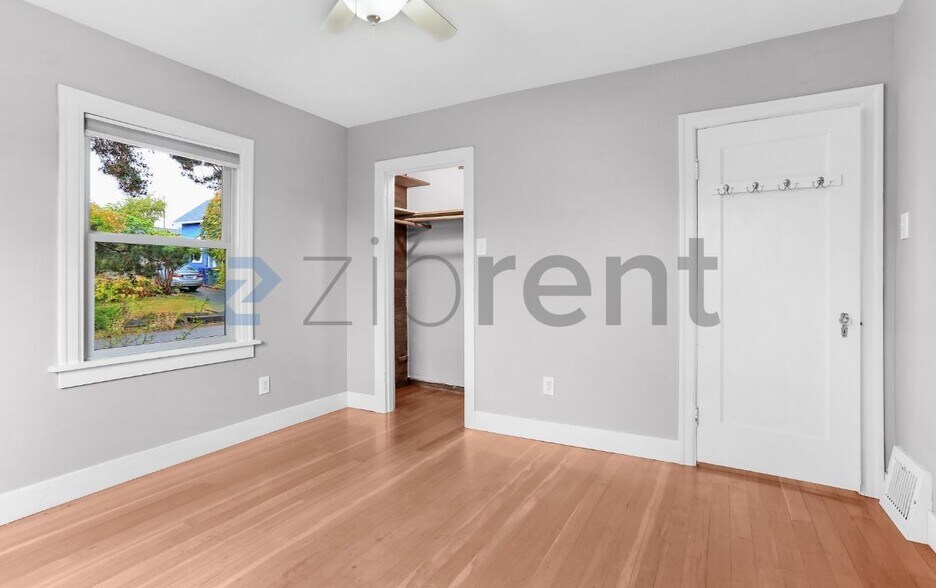 Building Photo - Unit