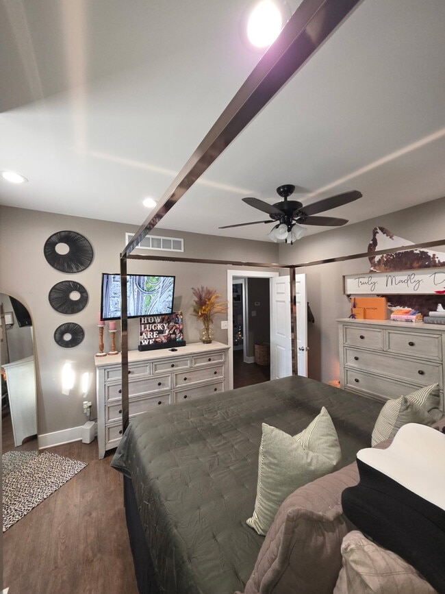 Building Photo - 329 N School Ave