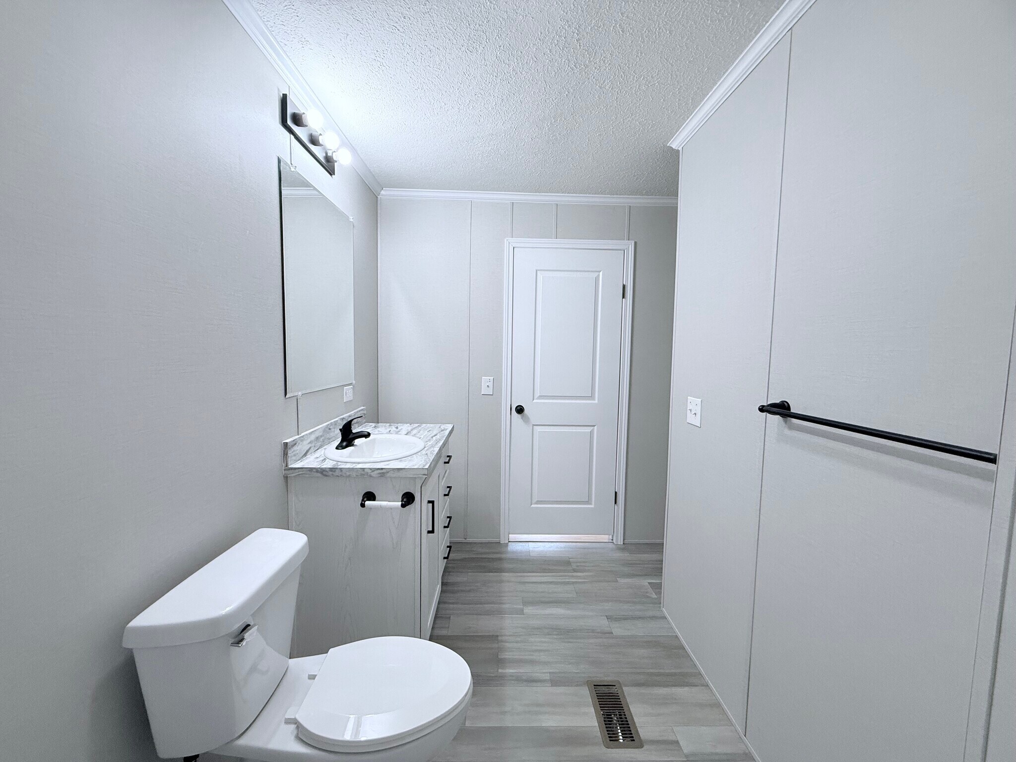 Building Photo - 29805 Jamestown Dr