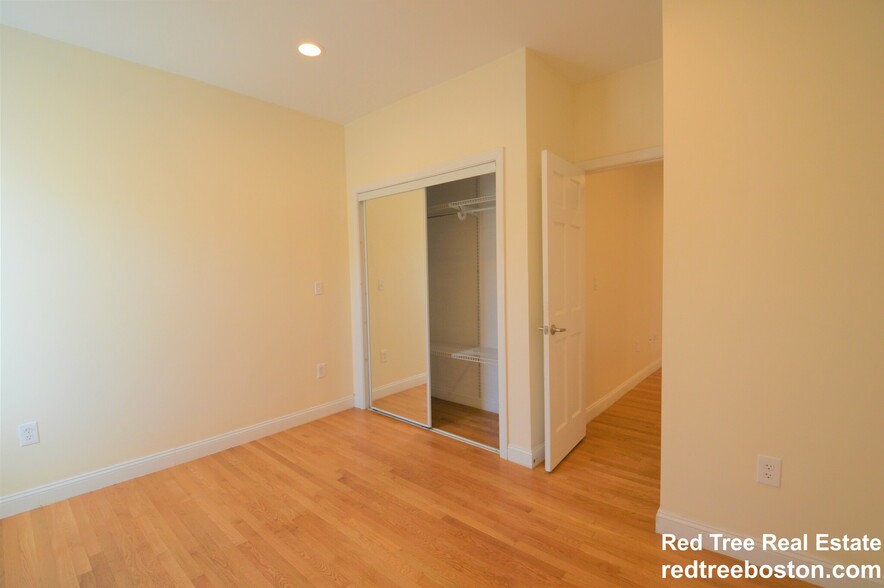 Apt 4 - 1803 Beacon St