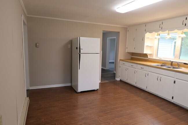 Building Photo - 549 S Gum St