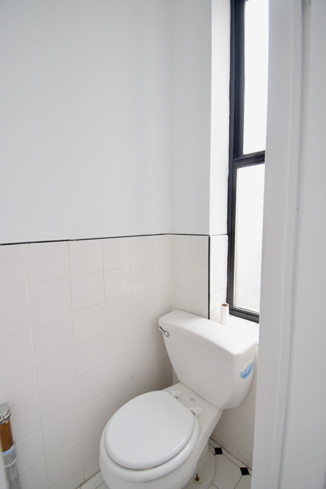 Building Photo - 560 W 180th St