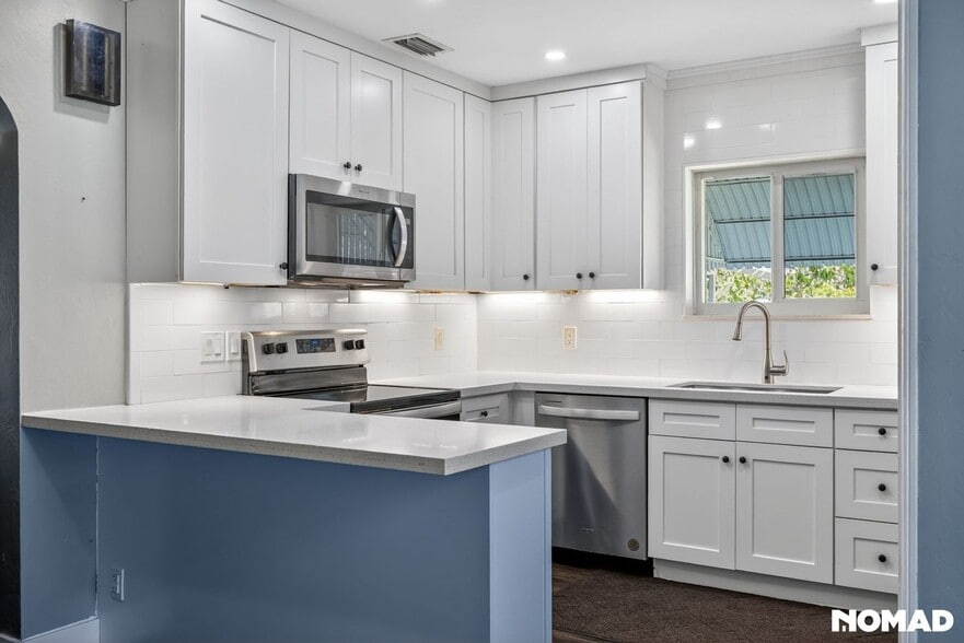 Building Photo - 601 NE 35th St