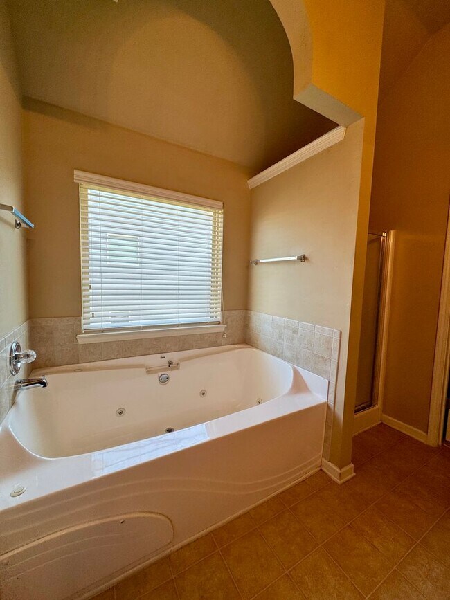 Building Photo - This beautiful 4-bedroom, 2.5-bath home Move-in ready and is waiting for you!