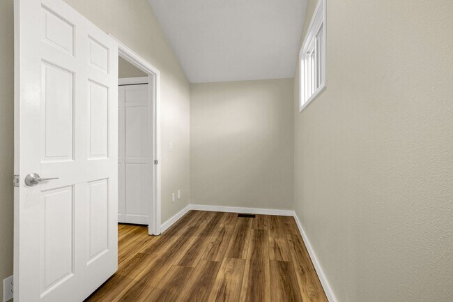 Building Photo - Fully Furnished Executive Townhome in Kiss...