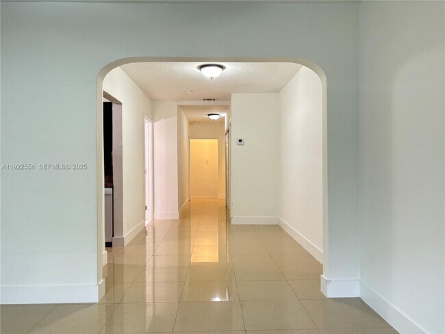 Building Photo - 527 SW 9th Ave