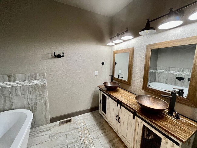 Building Photo - * Rare Find* Luxurious 3 Bedroom Modern-Rustic Townhome in Mountain Shadows