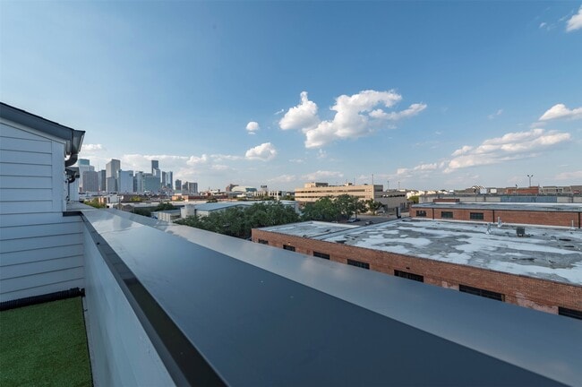 Building Photo - 2914 Lamar St