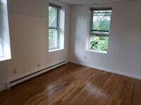 Building Photo - Classy 3-bed in the Heart of West Newton