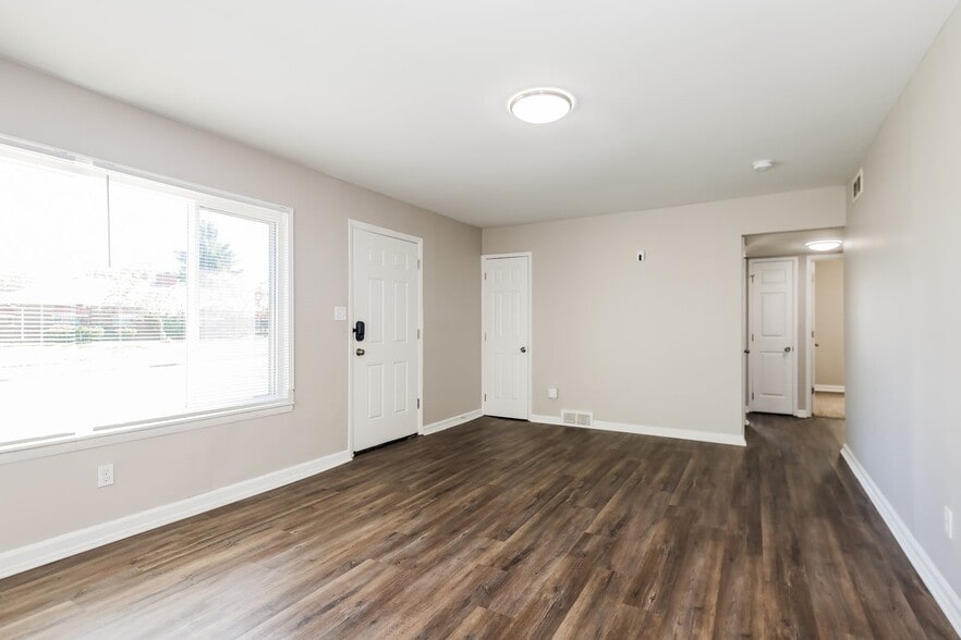 Building Photo - 649 Oakleaf Dr