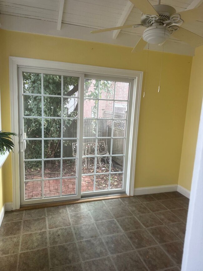 Building Photo - West Chester Historic Townhome - 4 bedrooms, 1 bath