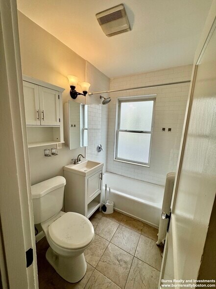 Building Photo - 58 Saxton St