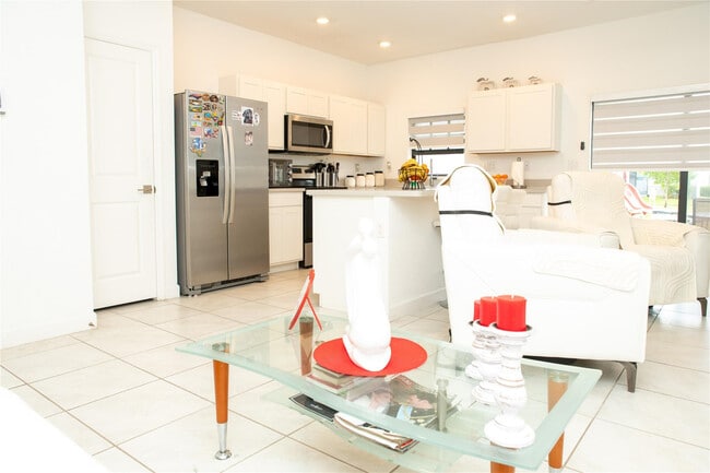 Building Photo - 1147 SW 7th Ave