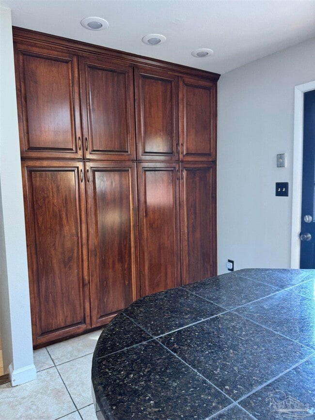 Building Photo - 117 S Sunset Blvd