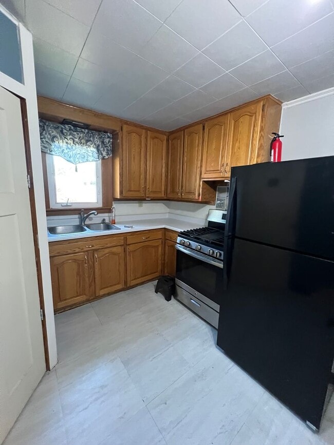 Building Photo - Charming 2 bedroom, 2 bathroom home located in East Peoria, IL.