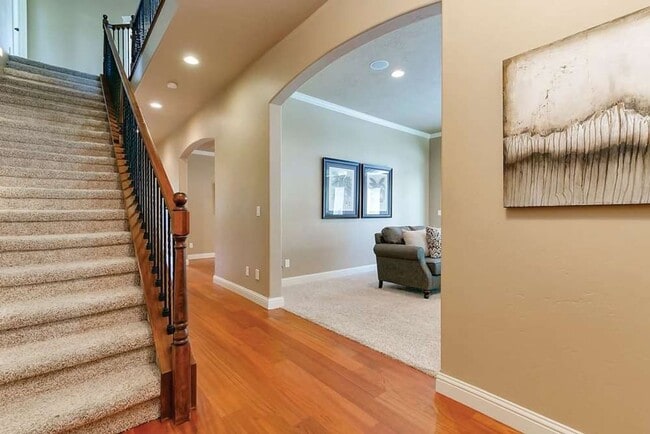 Building Photo - 1019 Opus St E