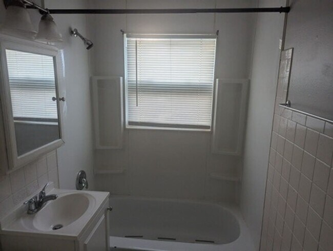 Building Photo - 8039-8041-8041 W Beckett Ave