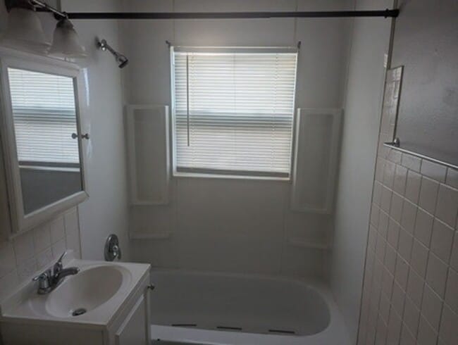 Building Photo - 8039-8041 W Beckett Ave