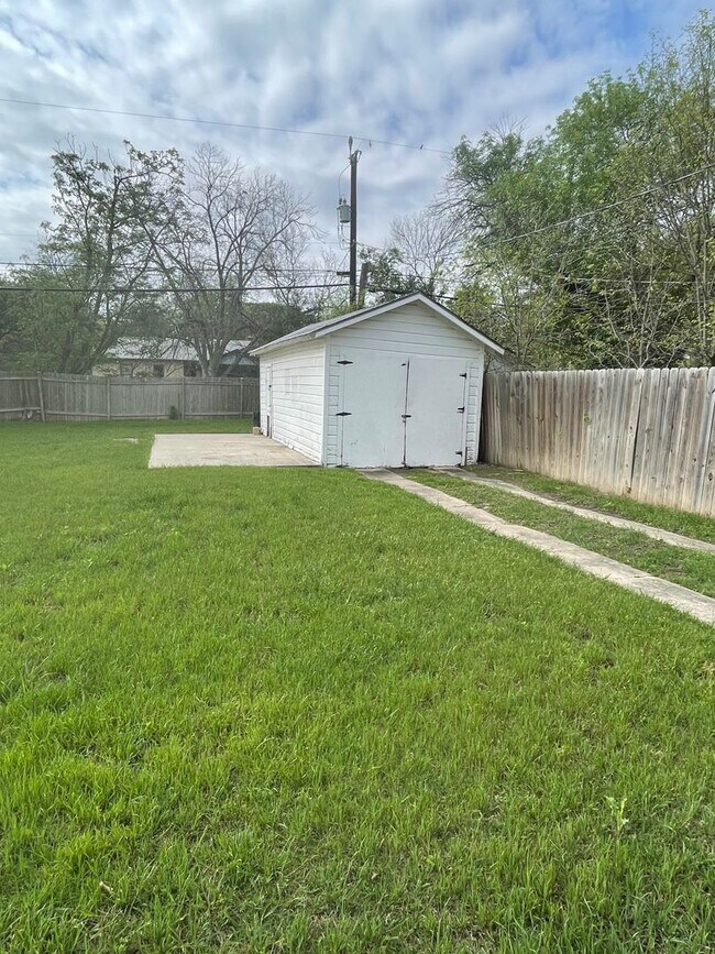 Building Photo - Charming Olmos Park Terrace Rental