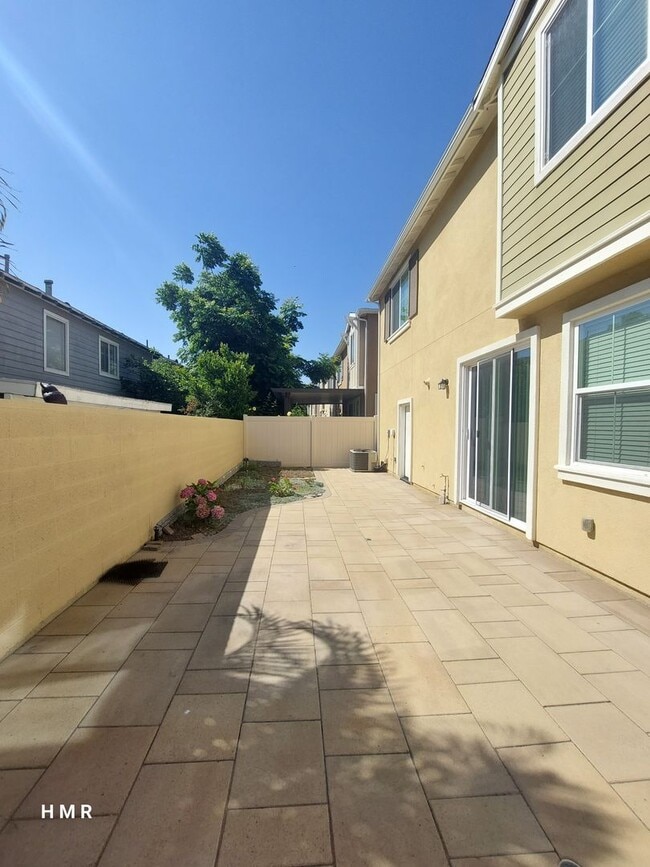 Building Photo - Charming 4 bed 2.5 bath in Anaheim! MUST S...