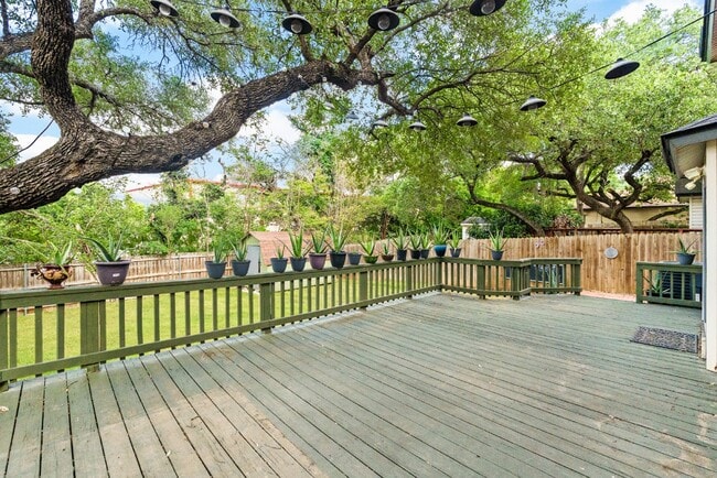 Building Photo - 16074 Walnut Creek Dr