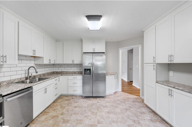 Building Photo - Charming 4/3 Home Downtown Greenville!