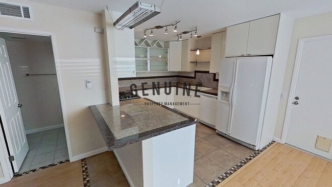 Building Photo - Lovely 2 Bd 1.5Ba Condo in Costa Mesa With Spacious Deck