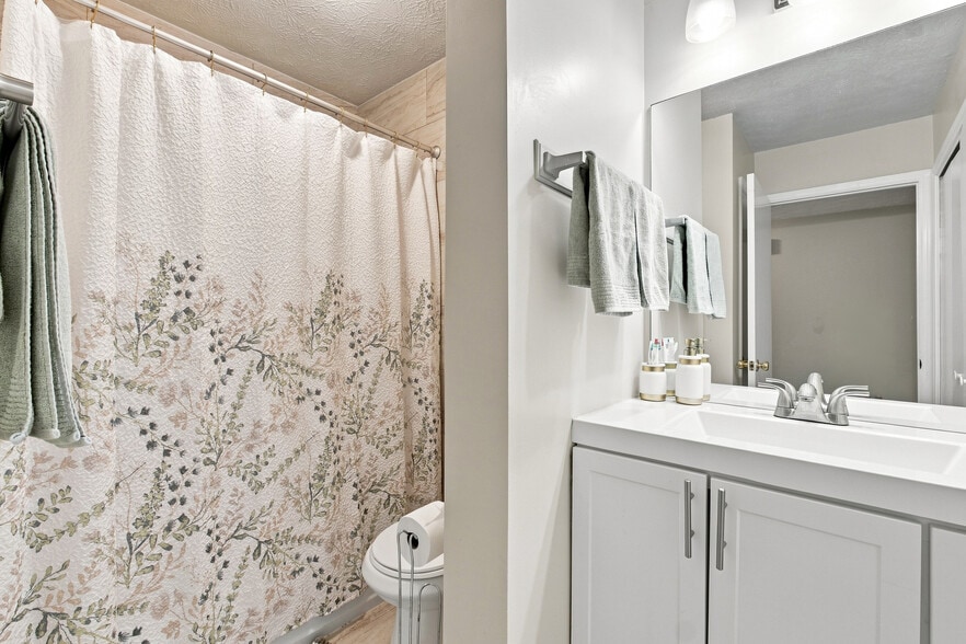 Guest Bathroom - 6425 Pinebark Way