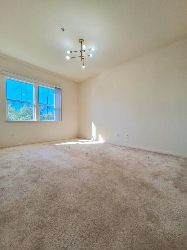 Building Photo - Beautiful 2bd Condo In Gated Community With Pool, Gym, and In-unit Laundry!