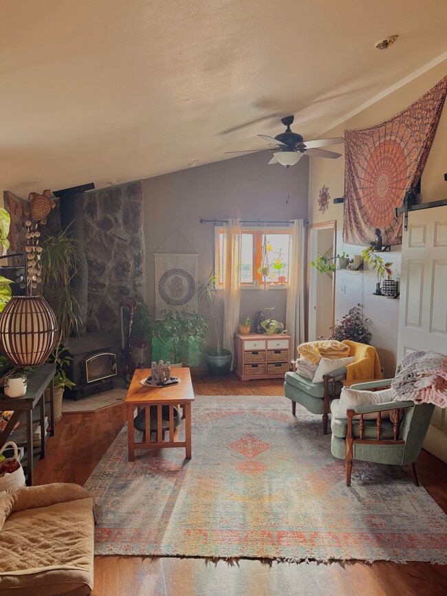 Building Photo - 1878 Horse Creek Rd