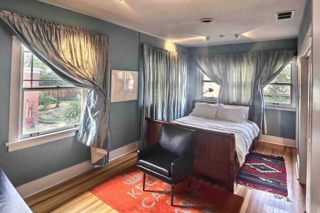 Building Photo - West Highlands 2 Bedroom Duplex with 2 Car...