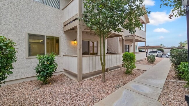 Building Photo - Awesome 2bd/2ba Condo close to Tempe Town Lake, ASU, Sky Harbor, Freeway Access and Light Rail.