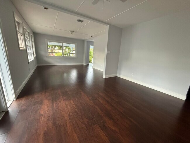 Building Photo - 714 W Lakewood Rd