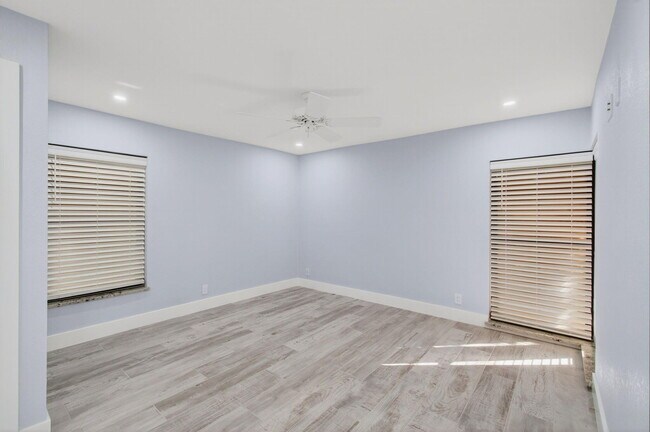 Building Photo - 3939 NE 5th Ave