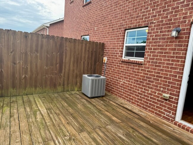 Building Photo - Luxury Townhouse! 2 Bed/2.5 Bath, 1 Car ga...