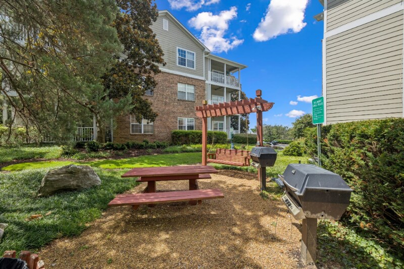 Building Photo - 2025 Woodmont Blvd