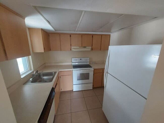 Building Photo - 584 Fairways Ln