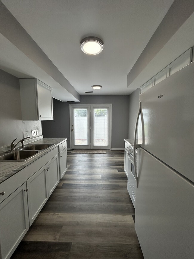 Building Photo - 2330 Carnation Dr