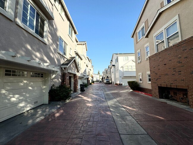 Building Photo - Perfect Shape Downtown Livermore Townhome ...