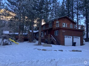 Building Photo - Upscale Mountain Home with Garage