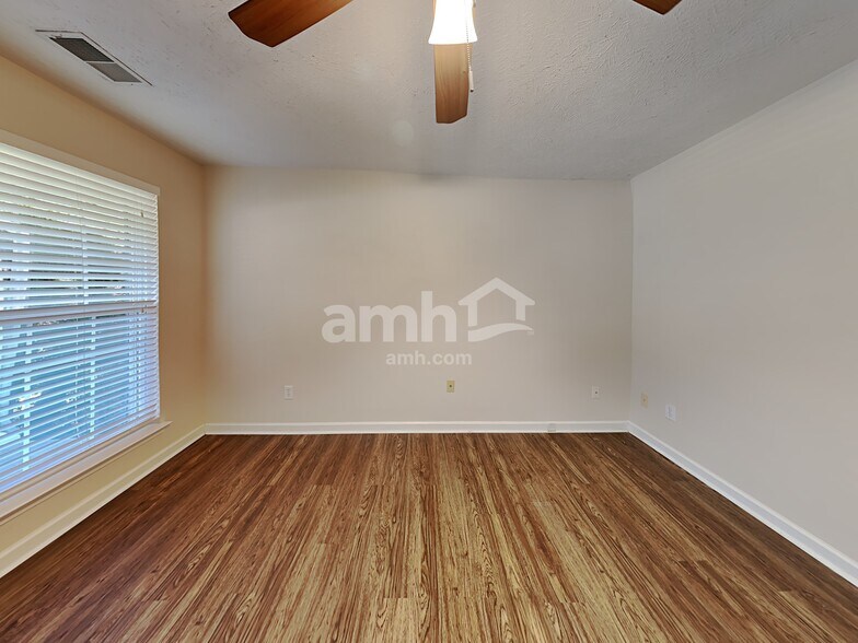 Building Photo - 2130 Loudenslager Dr
