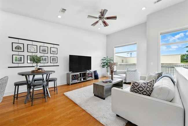 Primary Photo - 1702 S Lamar Blvd