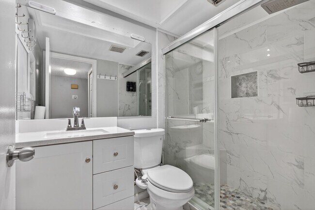 Building Photo - Cozy 3 Bedroom Available in Tampa!
