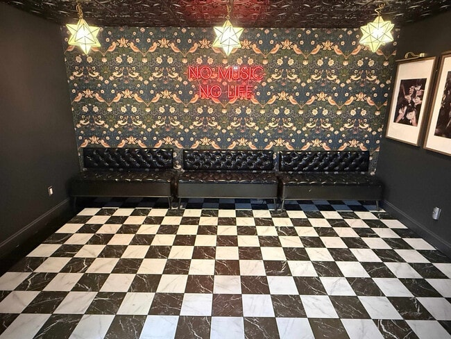 Building Photo - 33 Pinners Ln