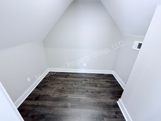 Building Photo - 1212 Ivy Rd