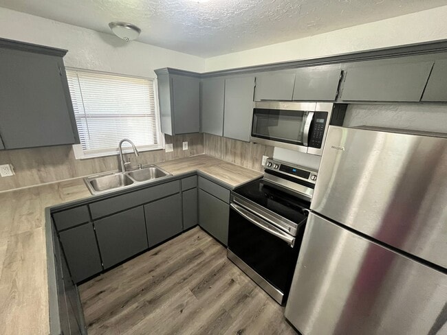 Building Photo - 1413 NW Ozmun Ave