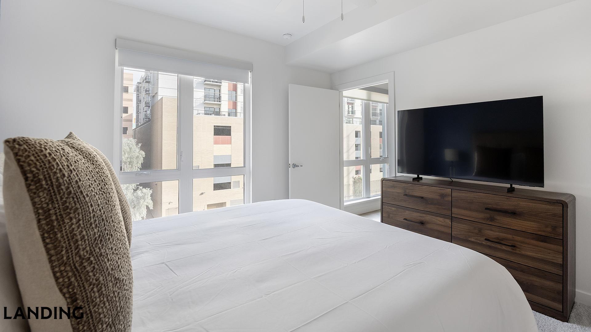 Building Photo - 707 S Farmer Ave