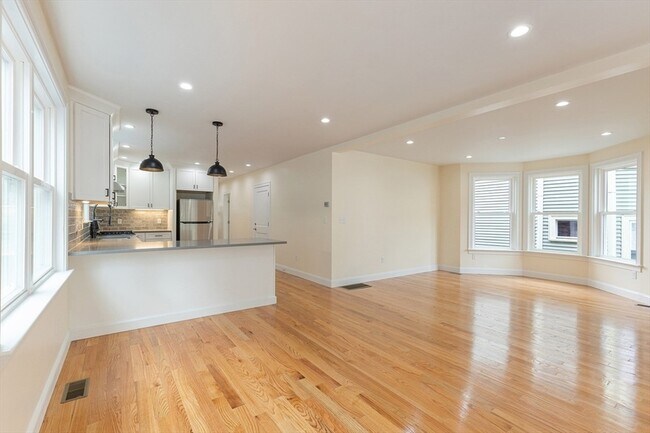 Building Photo - 48 W Tremlett St